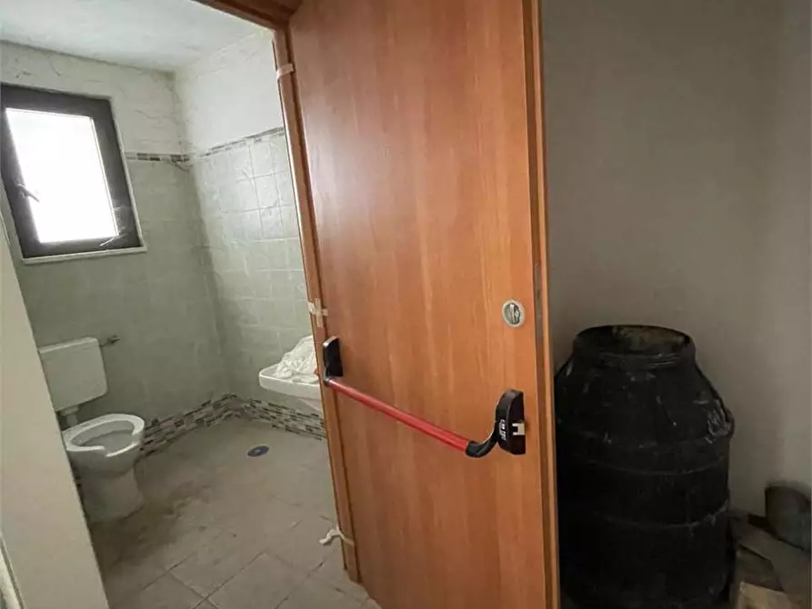 Immagine 27 di Negozio in affitto  a Alatri