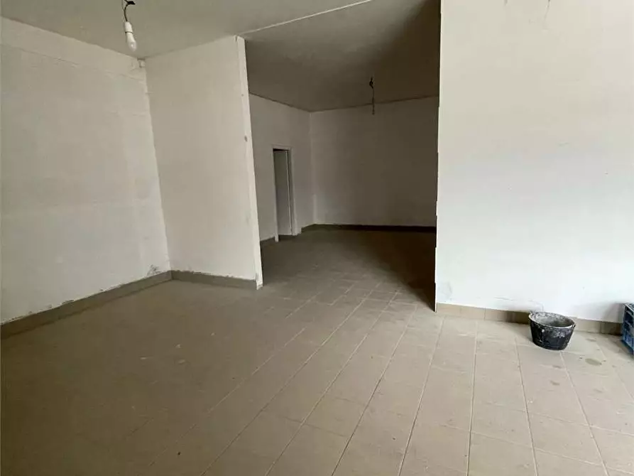 Immagine 15 di Negozio in affitto  a Alatri