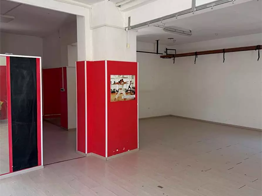 Immagine 2 di Negozio in affitto  in Via De santis a Torrice