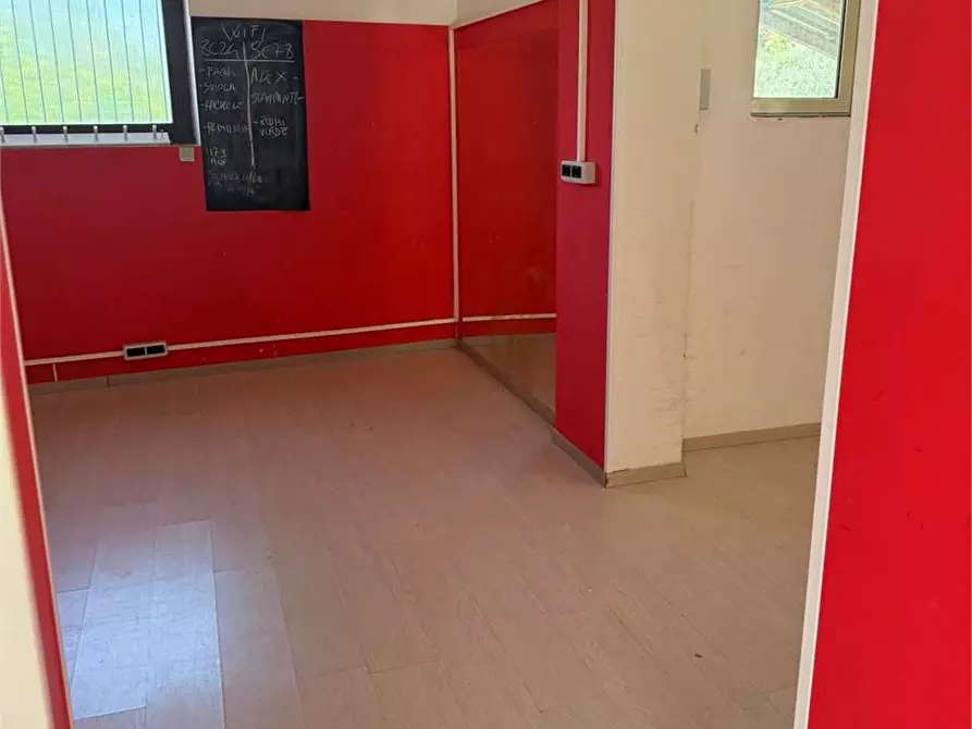 Immagine 4 di Negozio in affitto  in Via De santis a Torrice