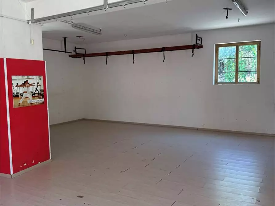 Immagine 7 di Negozio in affitto  in Via De santis a Torrice