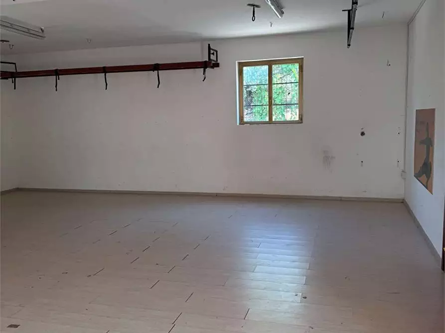 Immagine 8 di Negozio in affitto  in Via De santis a Torrice