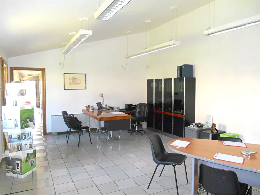 Immagine 3 di Ufficio in affitto  a Lucca