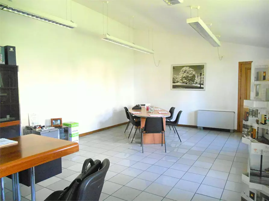 Immagine 2 di Ufficio in affitto  a Lucca