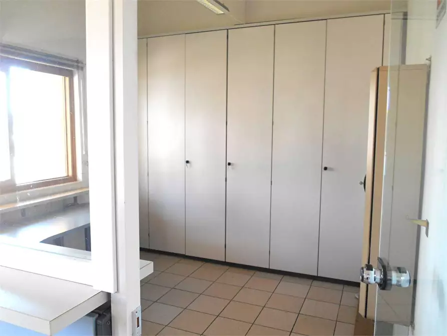 Immagine 7 di Ufficio in affitto  a Lucca