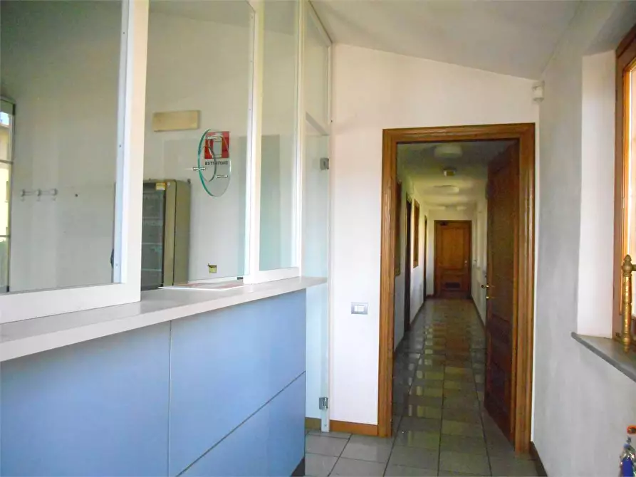 Immagine 4 di Ufficio in affitto  a Lucca
