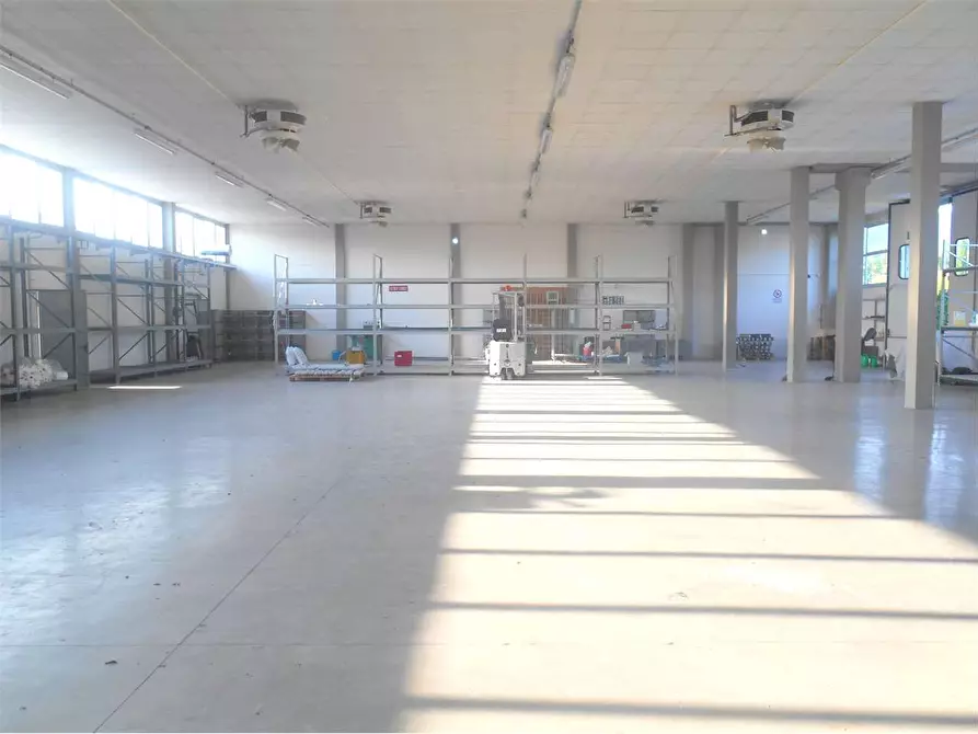 Immagine 2 di Capannone industriale in vendita  a Capannori