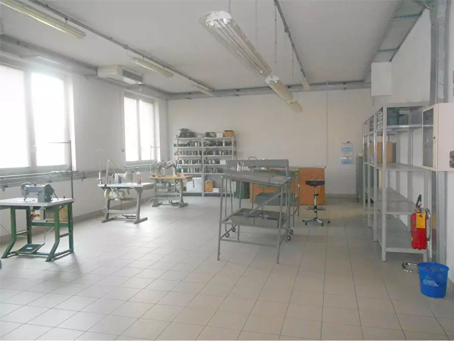 Immagine 9 di Capannone industriale in vendita  a Capannori