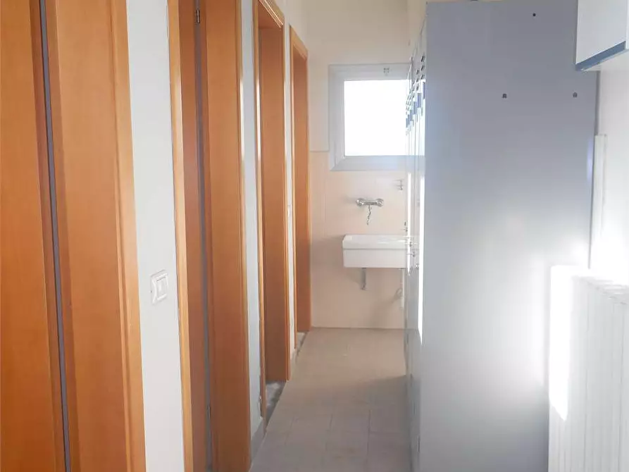 Immagine 21 di Capannone industriale in affitto  a Capannori