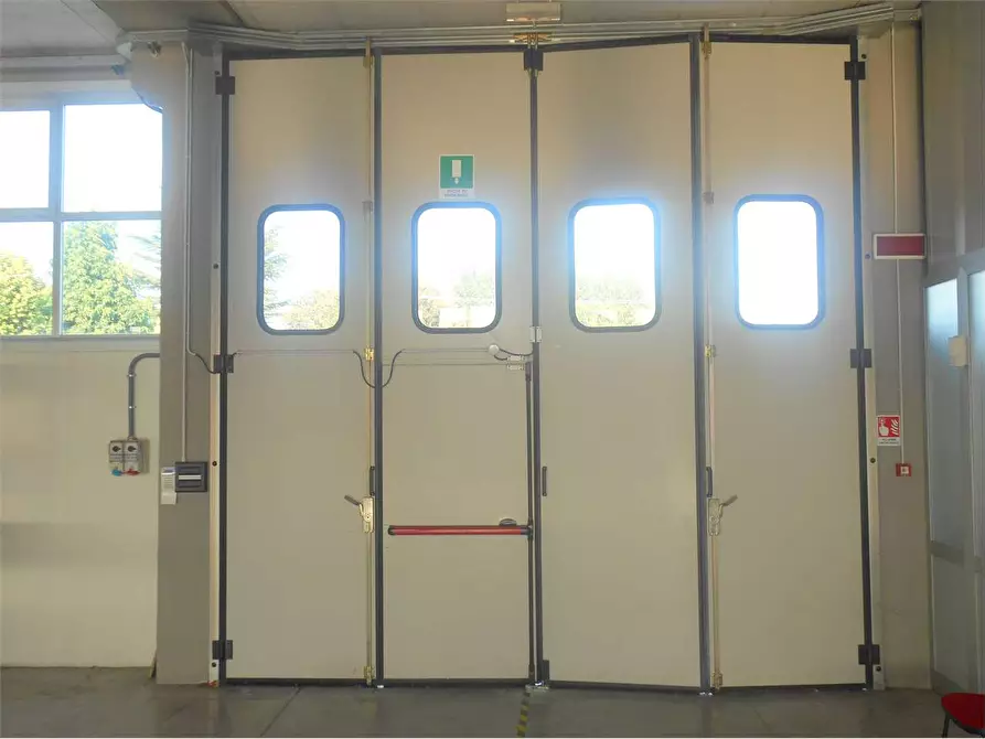 Immagine 22 di Capannone industriale in affitto  a Capannori