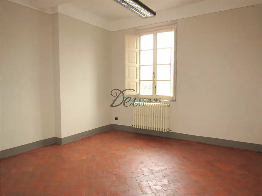 Immagine 10 di Ufficio in affitto  a Capannori