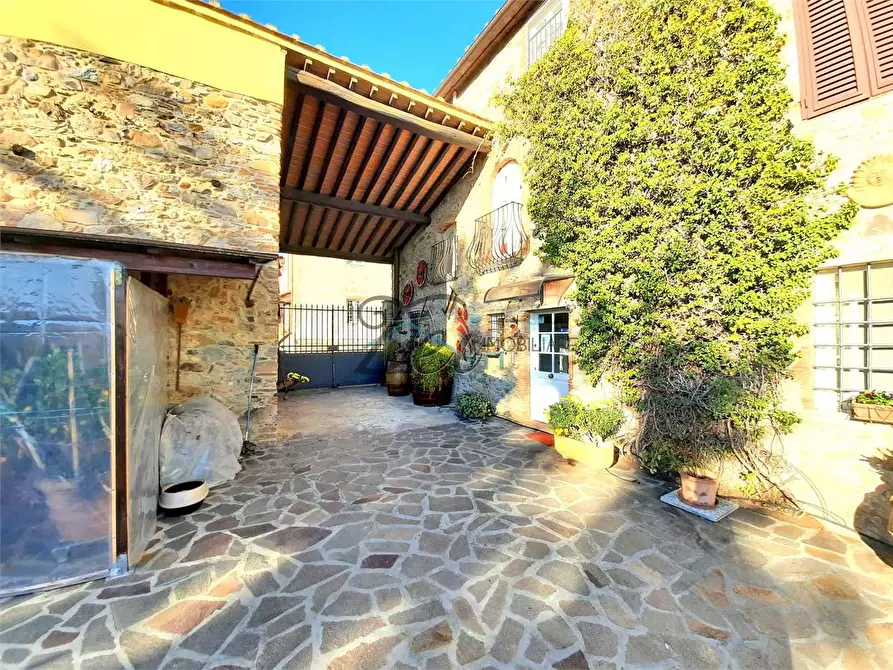 Immagine 3 di Rustico / casale in vendita  in via di san ginese 71 a Capannori