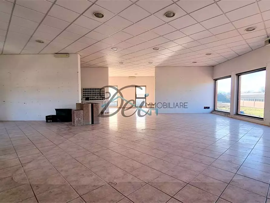 Immagine 23 di Negozio in affitto  in Via Pesciatina 200 a Capannori