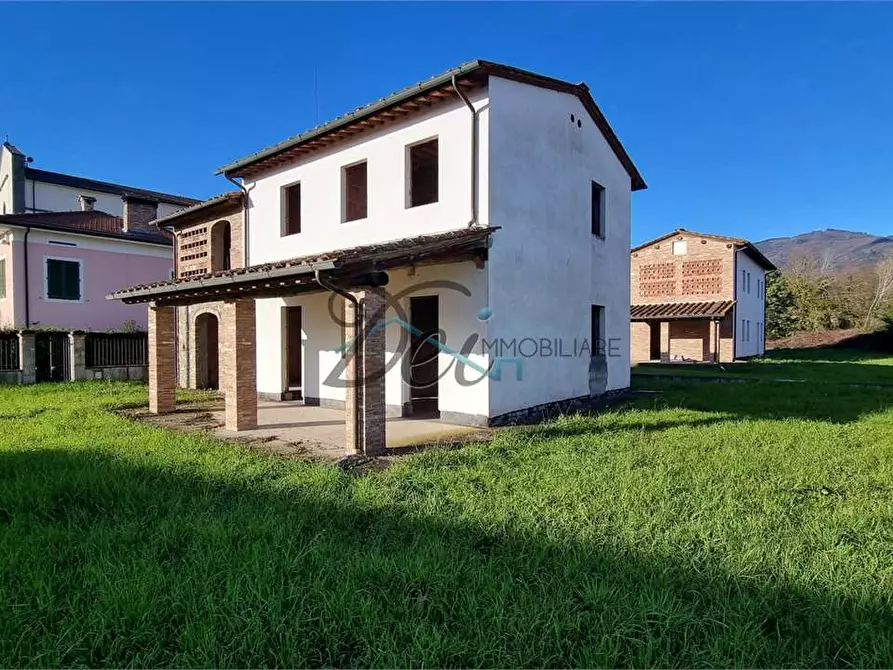 Immagine 2 di Villa in vendita  in via di piaggiori basso 35 a Capannori