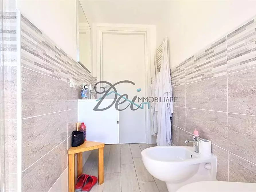 Immagine 25 di Villa in vendita  in via lombarda a Capannori