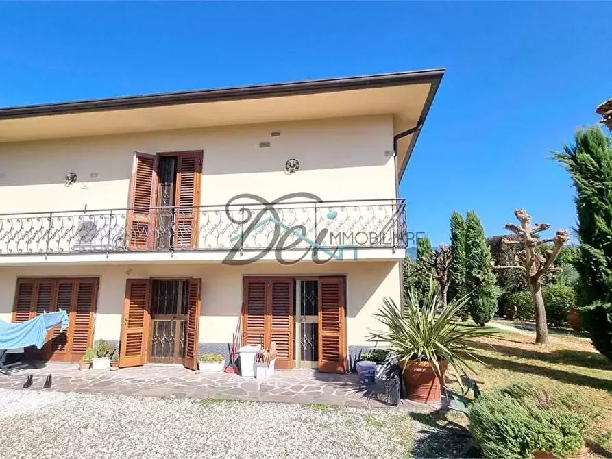 Immagine 44 di Villa in vendita  in via lombarda a Capannori