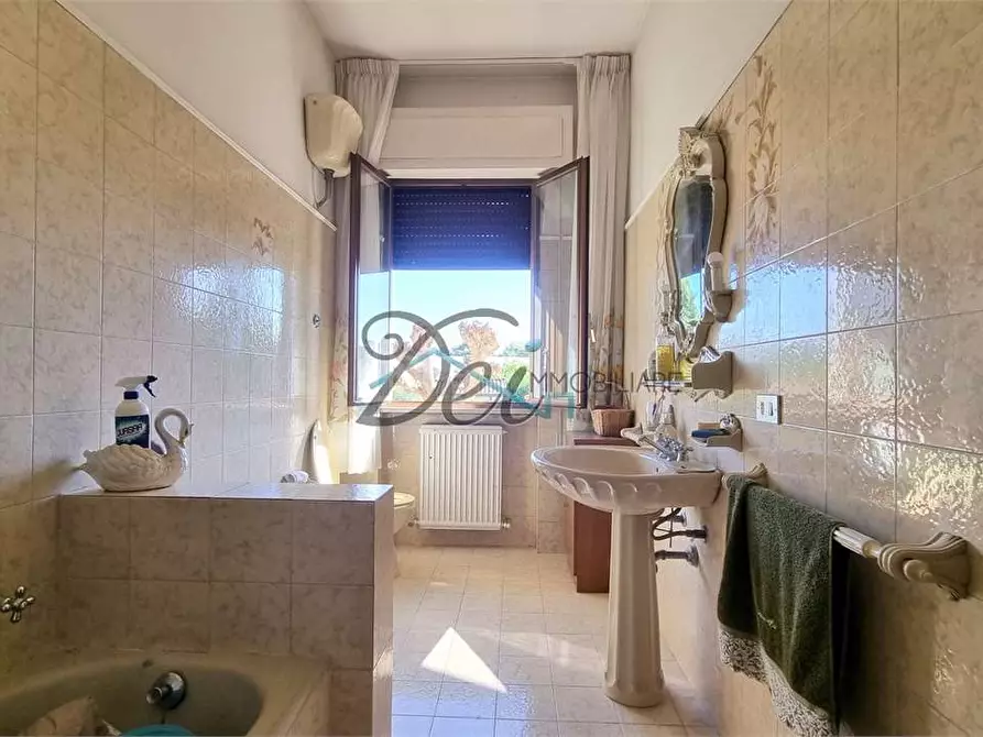 Immagine 40 di Villa in vendita  in via lombarda a Capannori