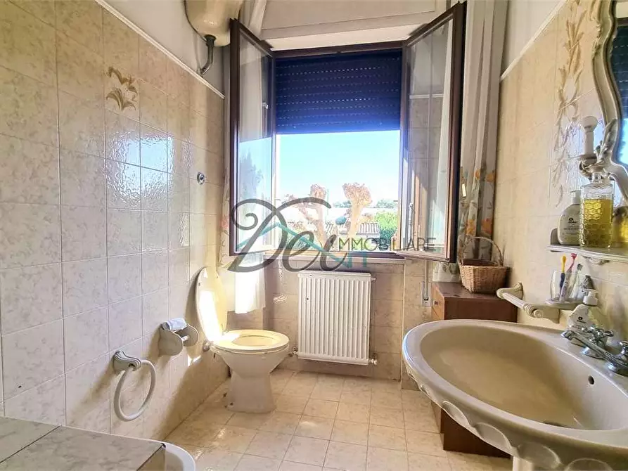 Immagine 42 di Villa in vendita  in via lombarda a Capannori