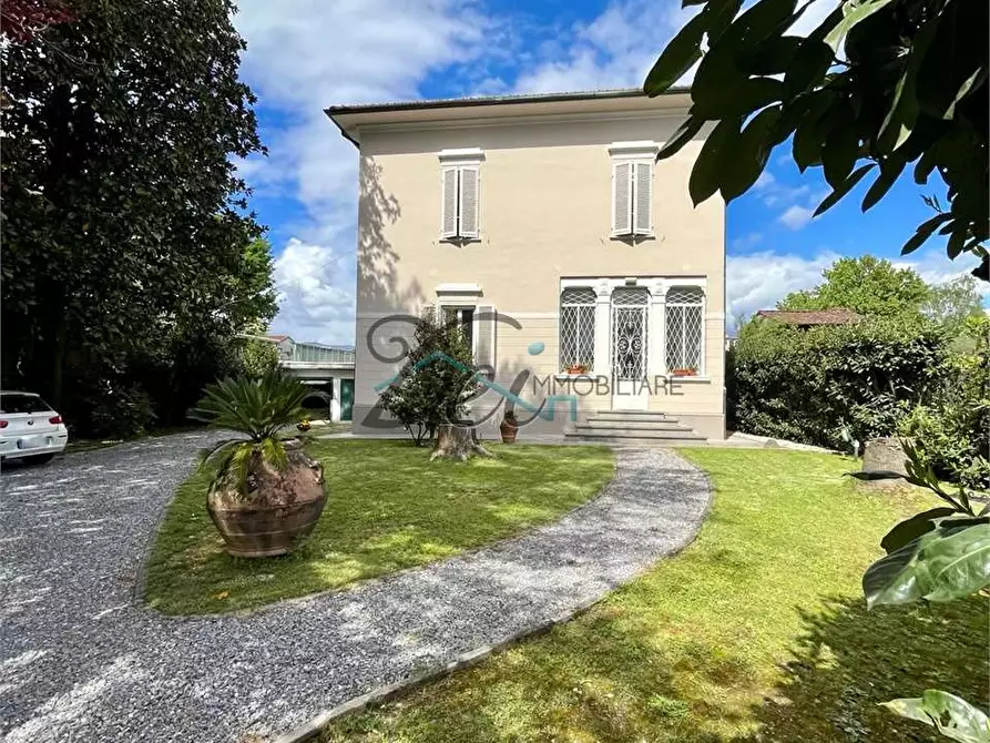 Immagine 1 di Villa in vendita  in Via delle ville prima a Lucca
