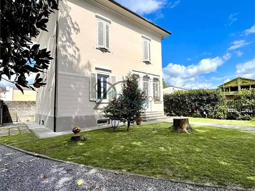 Immagine 4 di Villa in vendita  in Via delle ville prima a Lucca