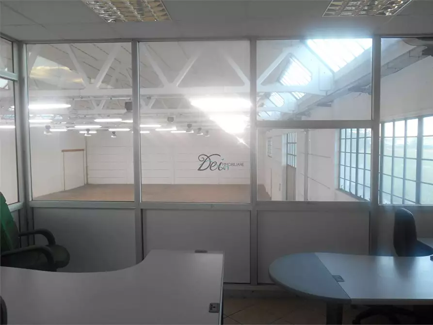 Immagine 9 di Negozio in affitto  a Capannori