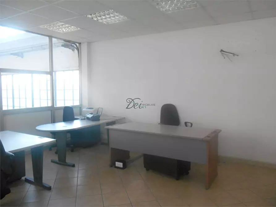 Immagine 8 di Negozio in affitto  a Capannori