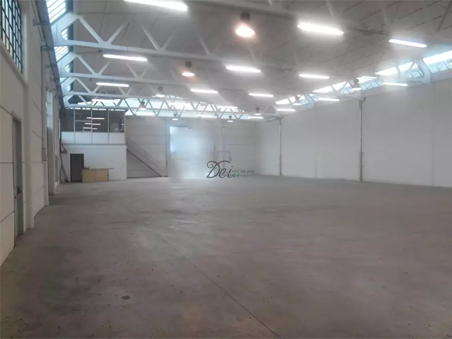 Immagine 4 di Negozio in affitto  a Capannori