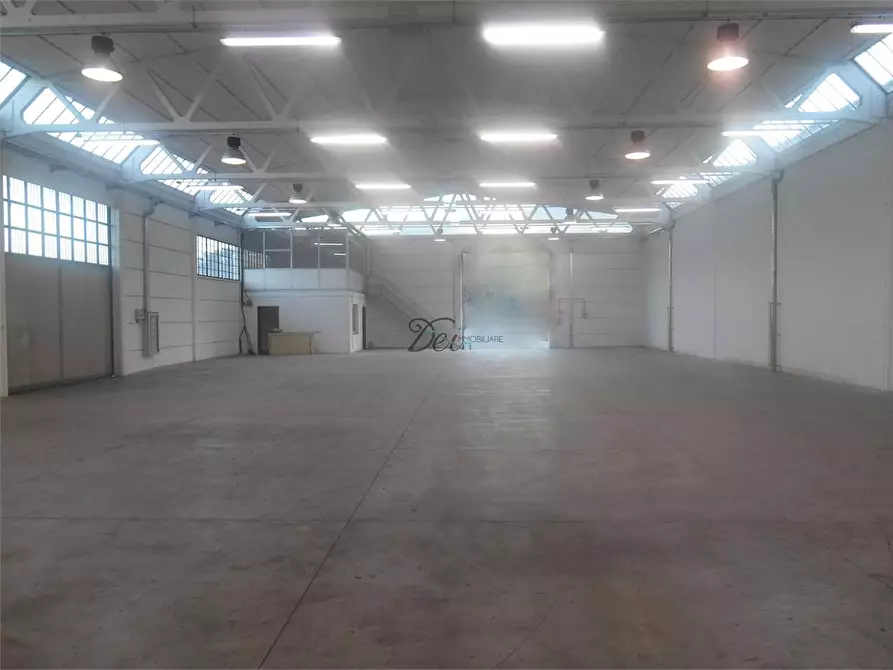 Immagine 5 di Negozio in affitto  a Capannori