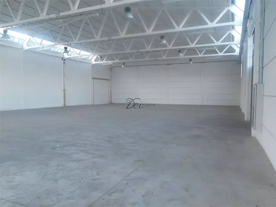 Immagine 2 di Negozio in affitto  a Capannori