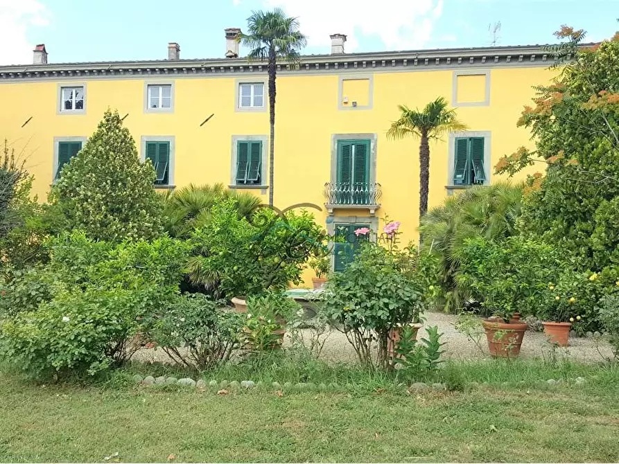 Immagine 1 di Villa in vendita  in via della chiesa di saltocchio 617 a Lucca