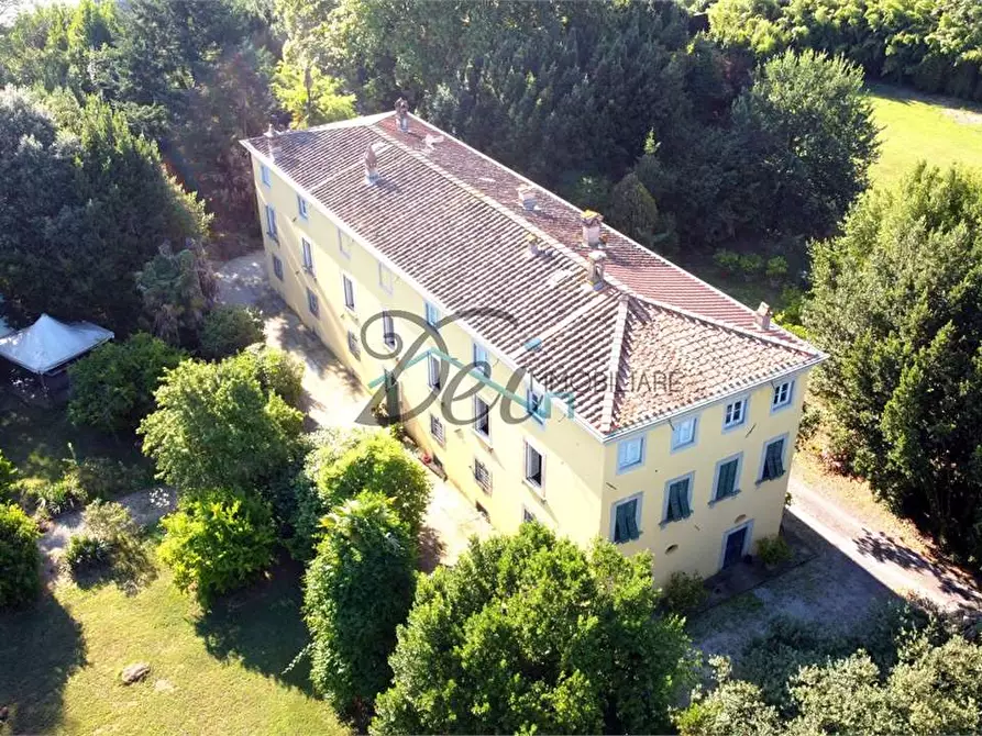 Immagine 1 di Villa in vendita  in via della chiesa di saltocchio 617 a Lucca