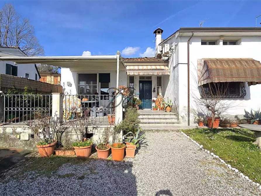 Immagine 1 di Casa bifamiliare in vendita  in Via di piaggiori 213 a Capannori