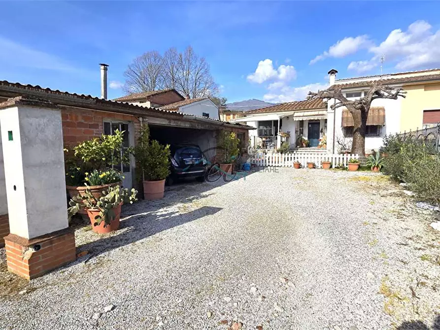 Immagine 4 di Casa bifamiliare in vendita  in Via di piaggiori 213 a Capannori