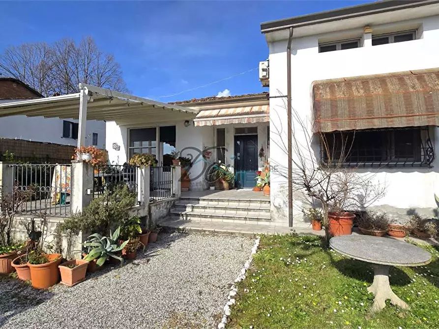 Immagine 2 di Casa bifamiliare in vendita  in Via di piaggiori 213 a Capannori