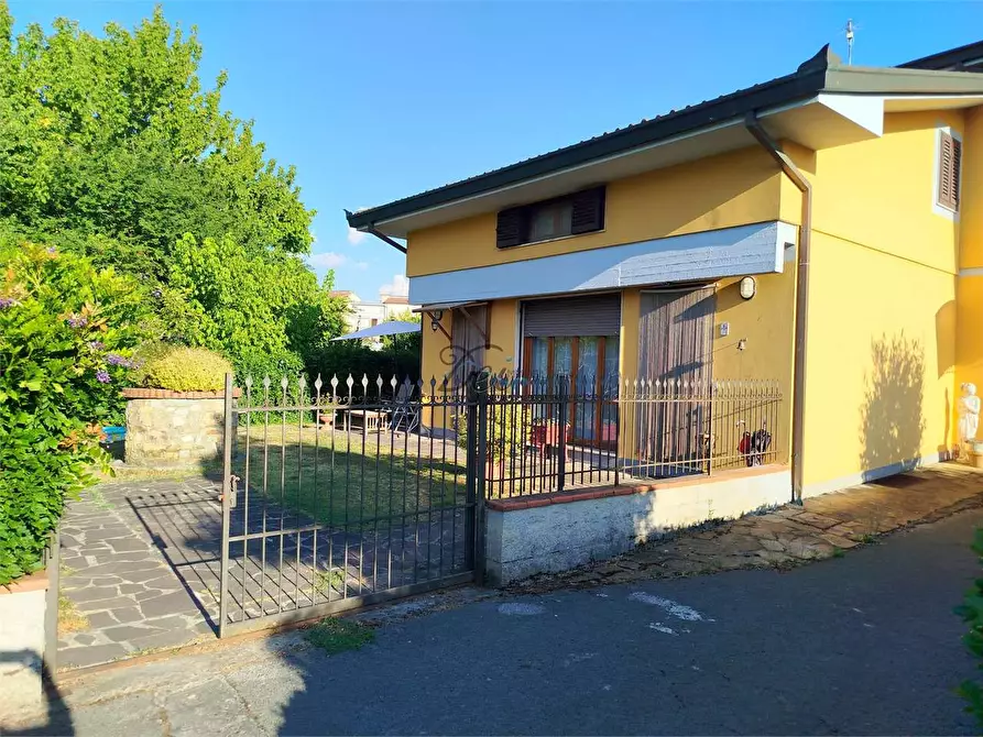 Immagine 1 di Casa bifamiliare in vendita  in via pesciatina  705 a Lucca
