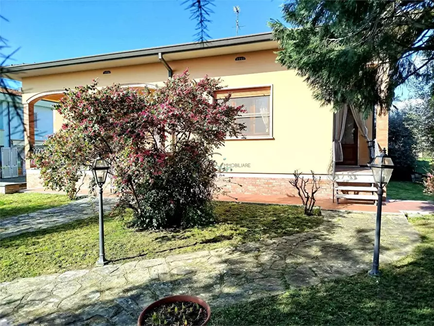 Immagine 3 di Villa in vendita  in Via della santissima annunziata  a Lucca