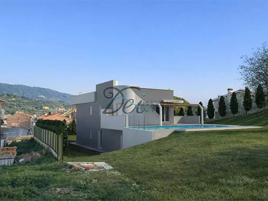 Immagine 2 di Villa in vendita  in via delle vitialle a Capannori