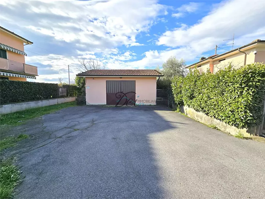 Immagine 29 di Villa in vendita  in Via Traversa  a Capannori