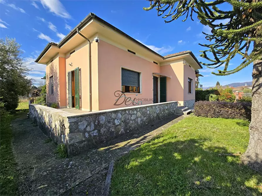 Immagine 1 di Villa in vendita  in Via Traversa  a Capannori