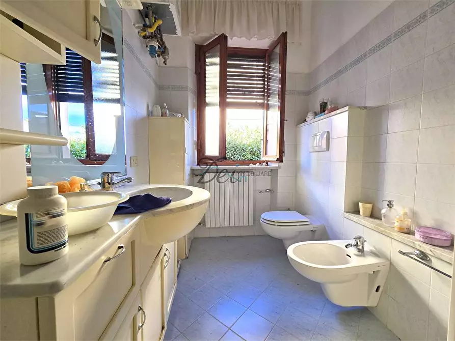 Immagine 26 di Villa in vendita  in Via Traversa  a Capannori