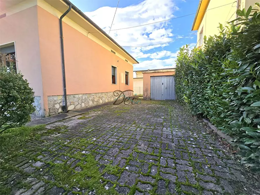 Immagine 6 di Villa in vendita  in Via Traversa  a Capannori