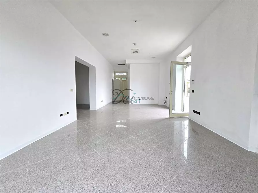 Immagine 7 di Negozio in affitto  in Via Pesciatina  a Capannori