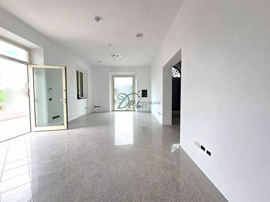 Immagine 1 di Negozio in affitto  in Via Pesciatina  a Capannori