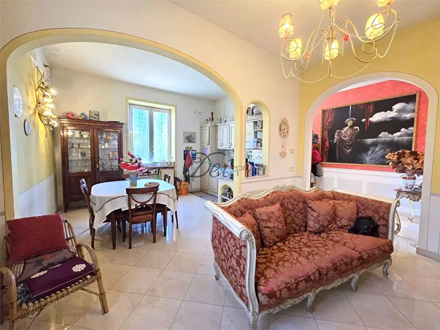 Immagine 1 di Villa in vendita  in Via Lombarda a Capannori