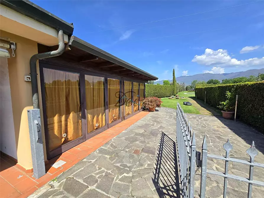 Immagine 49 di Villa in vendita  in via dell ave maria  a Capannori