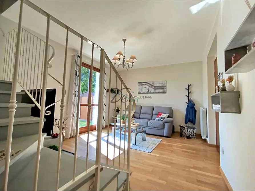 Immagine 10 di Villa in vendita  in via delle ville a Capannori