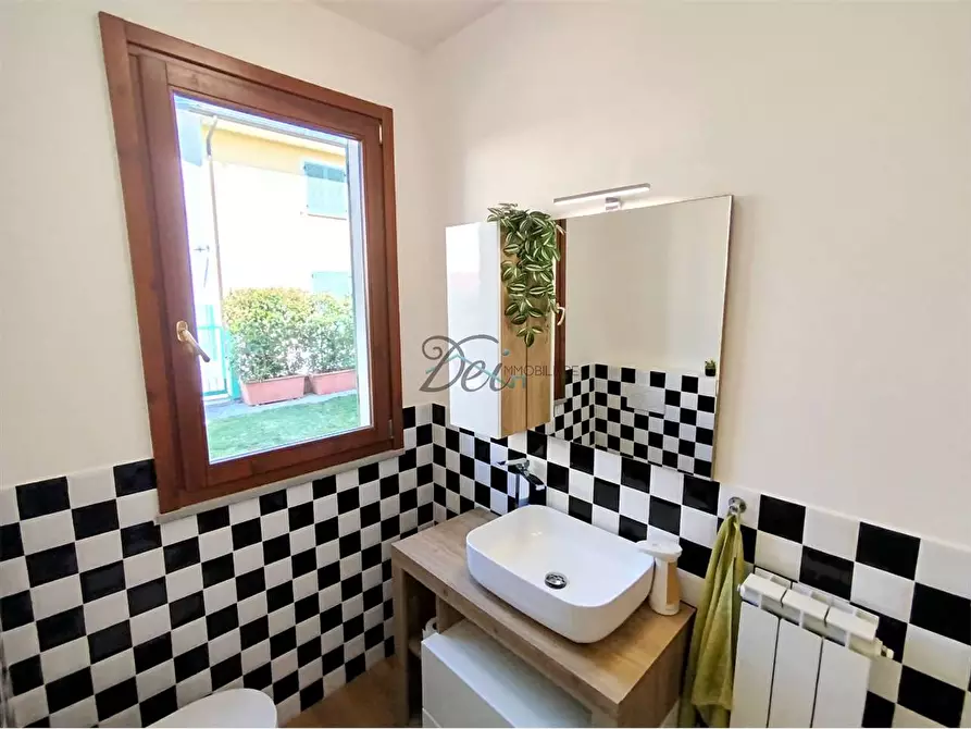 Immagine 31 di Villa in vendita  in via delle ville a Capannori