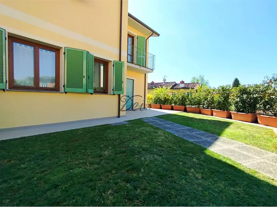 Immagine 2 di Villa in vendita  in via delle ville a Capannori