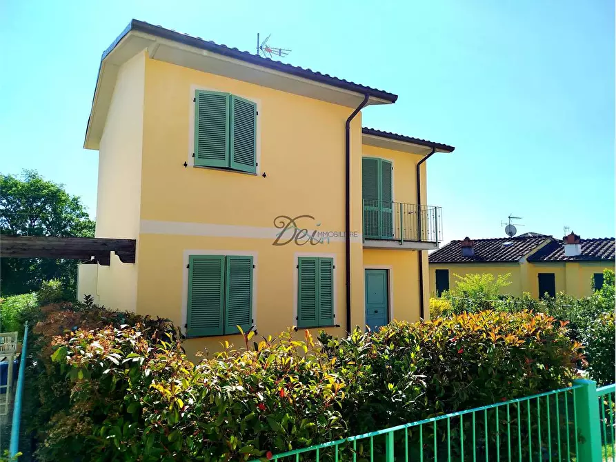 Immagine 1 di Villa in vendita  in via delle ville a Capannori