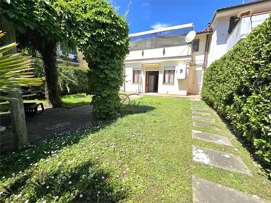 Immagine 25 di Appartamento in vendita  in viale cristoforo colombo a Camaiore